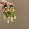 Pendientes de borlas verdes vintage de aguja plateada de estilo antiguo medio para mujer, pendientes elegantes de moda retro, pendientes ligeros de lujo de alta gama.