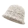 Nuevo gorro de punto grueso con colores mezclados, con un logo metálico, perfecto para otoño e invierno. Este gorro grueso y cálido es versátil, retro y casual.
