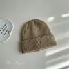 Chapéu de Lã Estilo Coreano com Bordado de Letra, Furos Pequenos, Rua Personalizada, Novo Chapéu Versátil de Outono e Inverno, Chapéu de Tricô Quente