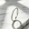 Anillo de acero de titanio mate estrellado de lujo de alta gama para mujer, moderno y versátil, anillo liso popular de nicho para parejas