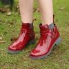 Fabricantes de zapatos de lluvia Chundong al por mayor botas cortas brillantes para mujer zapatos de goma elástica de PVC para dama zapatos de agua en forma de U nuevos accesorios botas de lluvia