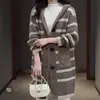 Novo Cardigan de Tricô Listrado Outono/Inverno 2026 para Mulheres, Suéter com Capuz de Comprimento Médio, Design Único, Cardigan de Tricô para Camadas