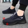 Sandálias Masculinas Processamento OEM Personalizado Verão Buraco Vazado Sapatos Poliuretano Solado Macio Sapatos de Praia Atacado Transfronteiriço Sapatos Masculinos