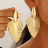 Pendientes de hojas distintivos exagerados europeos y americanos Pendientes de hojas texturizadas plisadas irregulares para mujer Pendientes festivos hawaianos