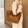 Bolso de hombro portátil con borlas de nuevo estilo 2023 bolso tejido retro de color liso bolso grande retro para mujer