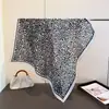 Lenço Quadrado Pequeno de Algodão e Linho com Estampa de Leopardo Colorida em Espinha de Peixe Lenço de Cabeça Shawl de Veludo Imitação Proteção Solar Lenço de Pescoço Lenço Feminino