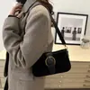 Nova Bolsa Pequena Fosca de Alto Padrão Retrô Outono e Inverno 2025 Bolsa Transversal Versátil Feminina Bolsa de Ombro/Axila Fashion