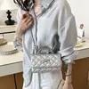 Elegante bolsa de ombro feminina 2026 nova moda estilo Chanel com padrão de losangos, versão coreana com laço, bolsa transversal pequena quadrada