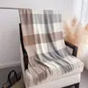 Bufanda Chal Cálido Minimalista de Alta Gama a Cuadros Otoño e Invierno para Viajes Diarios, Bufanda Versátil con Borlas para Pareja de Cachemira Sintética