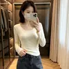 Camiseta feminina sexy justa de manga longa, outono e inverno, com design único, adequada como camada base, top de garota ousada, gola redonda baixa, camiseta de base com ombro normal