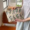 Bolsa de Cosméticos Pequeña Bordada con Margarita Fresca Estilo Ins Alto Valor de Color Bolso de Mano Vintage Bolsa de Almacenamiento de Gran Capacidad