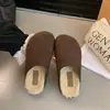 Pantuflas Birkenstock retro de cuero genuino para mujer que aumentan la altura, nuevo modelo de invierno 2025, slip-on de punta cerrada, medias pantuflas con forro de felpa