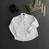 Nueva Camisa de Manga Larga de Nicho de Alta Gama para Hombre para Primavera y Otoño con Textura Turquesa y Diseño Limpio con Pliegues