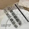 Caixa Vintage com 12 Peças de Liga Metálica Cruz para Decoração de Unhas Estilo Punk Cruz de Metal Coração Rebite Escuro Conjunto de Strass para Unhas