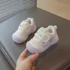 Zapatos de Invierno para Bebés y Niños Pequeños 2026 Parte Superior de Cuero Más Terciopelo Zapatos Deportivos para Niños Zapatos Cálidos de Interior para Niñas