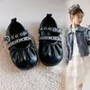Sapatos de couro com sola macia para meninas, nova coleção de outono 2026, sapatos infantis, sapatos de princesa estilosos e bonitos para meninas pequenas, adequados para apresentações