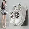 Zapatillas blancas de suela gruesa para mujer que aumentan la altura, nuevas para primavera y otoño 2026, versátiles, casuales, ligeras, con cordones, estilo deportivo, para estudiantes