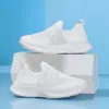 Sapatos Brancos Femininos 2026 Primavera Verão Novo Estilo Estudante Malha Respirável Tênis Esportivo Leve Solado Macio Pés Não Cansados Tênis de Corrida