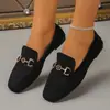 Sapatos baixos simples e casuais para mulheres, com design slip-on, disponíveis em estilos europeu e americano, em tamanhos grandes e adequados para todas as estações.