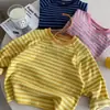 Camisetas Infantis de Primavera e Outono para Meninos e Meninas, Camiseta Básica Estilosa e Moderna Estilo Coreano com Blocos de Cor, Listras e Estampa de Letras para Bebês