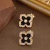Moda Transfronteriza Europea y Americana Exquisitos Pendientes Clip de Cuatro Hojas con Circonita Incrustada de Diamantes para Mujeres Sin Perforaciones Pendientes de Estilo Lujoso Simple de Nicho Accesible