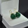 Gancho para oreja redondo de calcedonia verde natural de alta calidad Joker clásico pendientes de calcedonia verde fábrica venta al por mayor moda nuevo