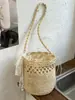 Bolso de Paja Tejida de Gran Capacidad Transfronterizo Nuevo Estilo Verano 2026 Estilo Perezoso Moda Artística Bolso Cubo de Hombro Cruzado para Viajero