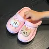 Pantuflas de verano para niños con agujeros y decoraciones para zapatos DIY, sandalias de exterior para niños, zapatos de bebé de dibujos animados para casa con agujeros