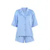 Pijama de seda gelada acetinada de luxo leve estilo novo europeu e americano 2026, conjunto de duas peças de manga curta e shorts de cor sólida, confortável para uso doméstico feminino