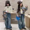 Roupas infantis estilo coreano 2026 conjunto infantil primavera e outono: Conjunto de três peças para meninas: camisa xadrez, camiseta básica e jeans de perna larga, moderno
