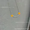 Nuevo collar blanco de nácar con sonrisa, V bañado en oro rosa de 18K, lujo ligero con un toque de alta gama, collar de nácar blanco con caras sonrientes en ambos lados