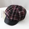 Gorra octogonal de moda a cuadros estilo coreano para mujer, gorra de artista de circunferencia de cabeza grande nueva, gorra de vendedor de periódicos estilo Hong Kong retro con visera de cuero