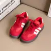 Zapatillas infantiles 2026 primavera y otoño nuevo estilo unisex versátiles Zapatos de entrenamiento alemanes Zapatos deportivos rojos Zapatillas casuales coreanas