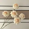 Flores de rosa artificiales de nuevo estilo, tipo flip-flap con borde rizado, para decoración de habitaciones de boda, arreglos de lugares de boda, paisajismo de centros comerciales y decoraciones de escaparates