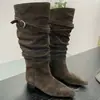 Botas Largas de Caballero Punta Fina Tacón Grueso Estilo Retro para Mujer 2026 Otoño/Invierno Nuevas Hebilla de Cinturón Western Plisadas de Caña Larga Botas Apiladas