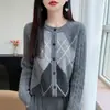 Novo cardigã de malha de lã pura com sete pontos grossos e gola redonda para outono e inverno, suéter de lã com padrão de losango bloqueado por cores e mangas compridas para mulheres, bege