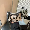 Bolso pequeño de mano muy elegante y moderno 2026 verano nuevo bolso tote de moda simple y único bolso de hombro cruzado para el trabajo