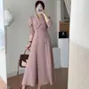 Enviado. Gabardina blazer elegante de estilo francés para principios de otoño, entallada a la cintura, de doble botonadura, con escote en V profundo, para mujer 18009