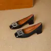 Sapatos Femininos de Bico Quadrado com Fivela de Strass de Alta Qualidade, Novo Estilo Primavera e Outono, Salto Médio Chunky Francês, Sapatilhas Slip-on Pregueadas de Corte Baixo para Mulheres