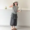Conjunto de Verão Duas Peças para Meninas 2026 Novo Estilo Coreano Colete sem Mangas Shorts Saia Calças Cropped Roupa da Moda para Crianças Maiores