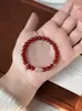 Abundância Ano após Ano~Pulseira de Ágata Vermelha Natural com Pingente de Peixe Dourado Pequeno com Diamantes para Mulheres, Joia de Luxo Leve, Elegante e que Realça a Pele
