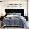 Conjunto de cama de quatro peças em fleece para bebê, estilo luxo, com capa de edredom e lençol de cama em fleece de coral espesso para aquecimento de inverno.