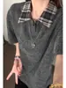 Camisa Polo Masculina de Manga Curta com Patchwork Xadrez Estilo Americano Falsa Duas Peças Ombro Normal Camiseta Camada Interna Cleanfit com Design de Manga Meia