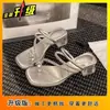 Elegantes Sandalias de Moda con Tira Única y Tacón Grueso Modelo Nuevo Verano 2026 Tacón Medio Slip-On Tacón de Cristal con Pedrería Moda para Exteriores