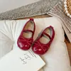 Sapatos de Couro Infantis Primavera 2026, Sapatos Populares de Cor Sólida Simples com Bico Redondo Estilo Coreano para Meninas com Solado Macio e Laço, Sapatos de Couro da Moda