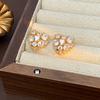 Pendientes de lujo con forma de corazón de circonita hueca, ligeros y de alta gama, con diseño de nicho y diamantes de imitación.