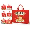 Bolsas de Regalo Rojas Personalizadas de Tela No Tejida para el Año Nuevo 2026 Bolsas Tote de Año Nuevo Impresión de Fábrica al por Mayor