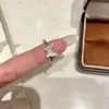 Anillo de Corazón Femenino con Lazo de Diamantes Completos Producto Nuevo Versátil Sensación Simple Rama y Hoja Ajustables para Mujer Diseño de Alta Gama Personalidad