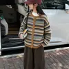Conjunto de suéter a rayas para niñas, colección otoño 2026, para niños mayores, incluye una capa base, un cárdigan de punto con bloques de color y pantalones de pierna ancha - un conjunto de tres piezas