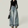 Calça jeans feminina azul claro estilosa de corte curvo, calça pantalona americana moderna de cintura alta, modelagem solta e fluida